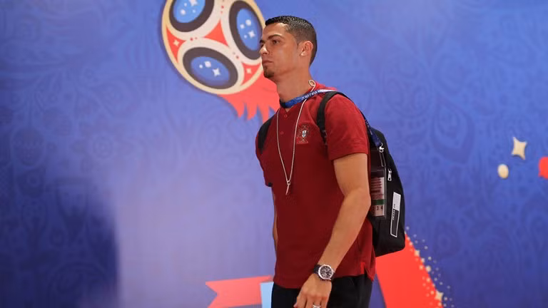 Ronaldo đá hỏng phạt đền, Bồ Đào Nha rơi ngôi đầu bảng ảnh 4