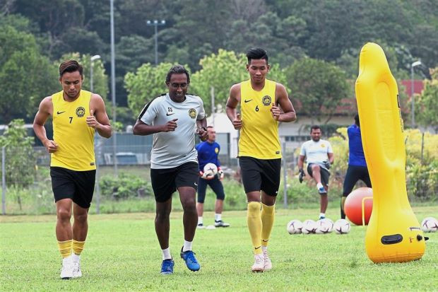 Những cung bậc cảm xúc của CĐV ở chung kết lượt đi AFF Cup ảnh 58