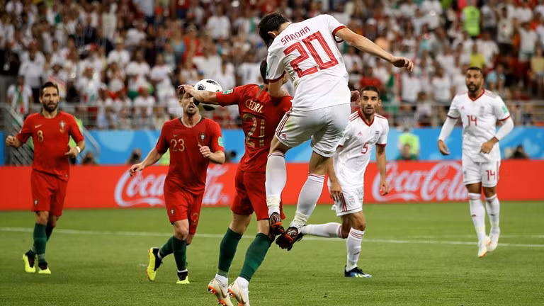 Ronaldo đá hỏng phạt đền, Bồ Đào Nha rơi ngôi đầu bảng ảnh 28