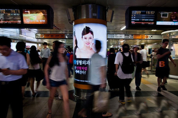 Những bảng quảng cáo phẫu thuật thẩm mỹ vẫn được giăng lên khắp nơi, biến Seoul trở thành thành phố của ngành công nghiệp sửa sắc đẹp lớn nhất thế giới