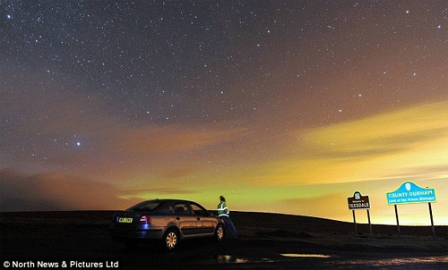 Cực quang ở phía Nam Iceland Cực quang ở gần thành phố Trondheim Nauy Cực quang ở gần thành phố Tromsoe, Bắc Nauy Hình ảnh cực quang ở Alnwick, Northumberland, Vương quốc Anh – nơi cực quang hiếm xuất hiện Vùng đất hoang Pennine tại vùng biên giới giữa County Durham và North Yorkshire Thị trấn Lakselv ở Porsanger Fjord, Nauy Donegal, Ireland