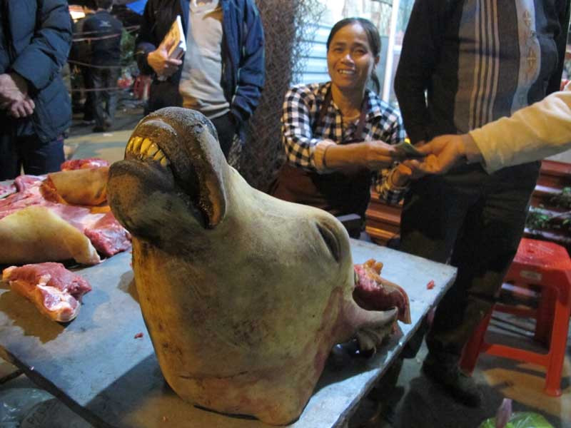 Nhiều người ra về với túi thịt bê thui làm quà, giá từ 150 đến 250 nghìn/kg. Vợ chồng ông Hội ở làng kế bên trong kì lễ hội này bán được 5 con bê và lãi gần chục triệu đồng. Đầu bê này được bán với giá 800 nghìn đồng