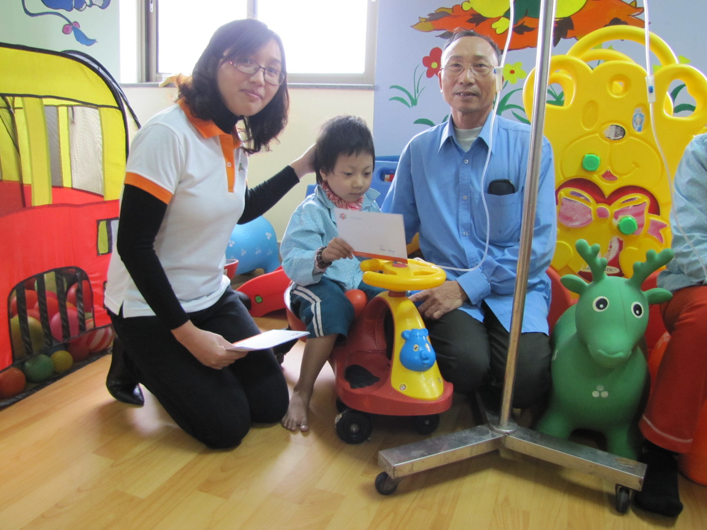 Trao quà cho bệnh nhi ung thư. Trao quà cho bệnh nhi ung thư