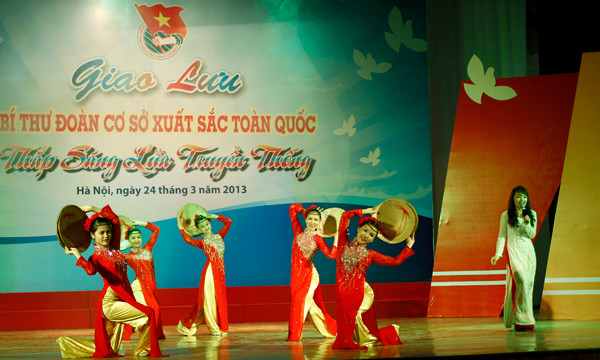 Hòa vào không khí nhiệt huyết, sôi động của tuổi trẻ là những tiết mục văn nghệ múa, hát được dàn dựng kỹ lưỡng.