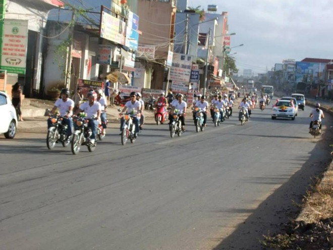 Các thành viên câu lạc bộ Honda 67 Đắk Lắk mặc đồng phục đi đón dâu cùng chú rể là thành viên của club