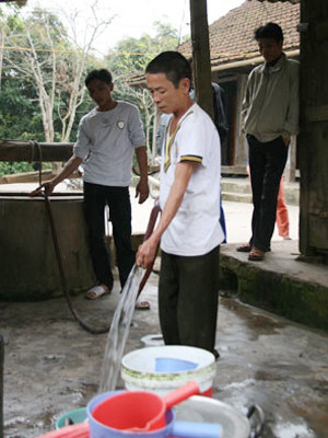 Nước giếng nhà ông Lê Văn Bảo ở Lào Cai nóng bất thường từ sau Tết Nguyên đán đến nay	Ảnh: M.H- QD