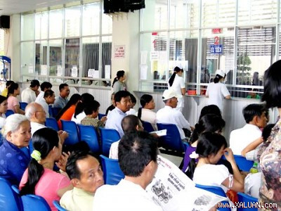 Bệnh nhân BHYT chờ khám bệnh tại Bệnh viện Chợ Rẫy
