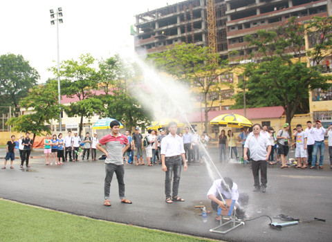 Khi áp suất trong khoang nhiên liệu tăng lên, không khí đẩy nước phụt ra ngoài, như động cơ phản lực, và đẩy tên lửa bay lên không. Khi áp suất trong khoang nhiên liệu tăng lên, không khí đẩy nước phụt ra ngoài, như động cơ phản lực, và đẩy tên lửa bay lên không