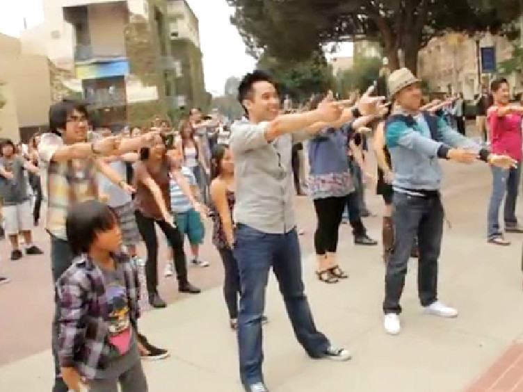 Nam hòa cùng mọi người trong vũ điệu sôi động