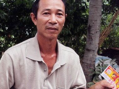 Ông Tùng hy vọng được Công ty Xổ số kiến thiết Kiên Giang trả thưởng 100 triệu đồng để lấy tiền trả nợ. Ảnh: VnExpress. Ông Tùng hy vọng được Công ty Xổ số kiến thiết Kiên Giang trả thưởng 100 triệu đồng để lấy tiền trả nợ... Ảnh: VnExpress