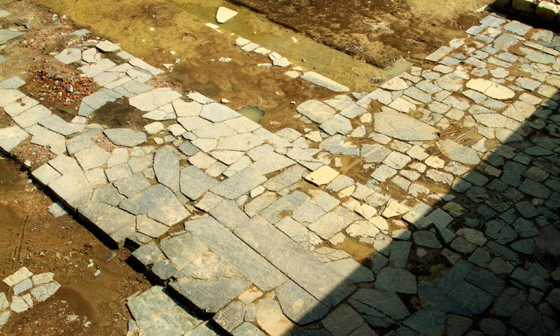 Đường Hoa Nhai (phía cửa Nam) được lát hoàn toàn bằng đá