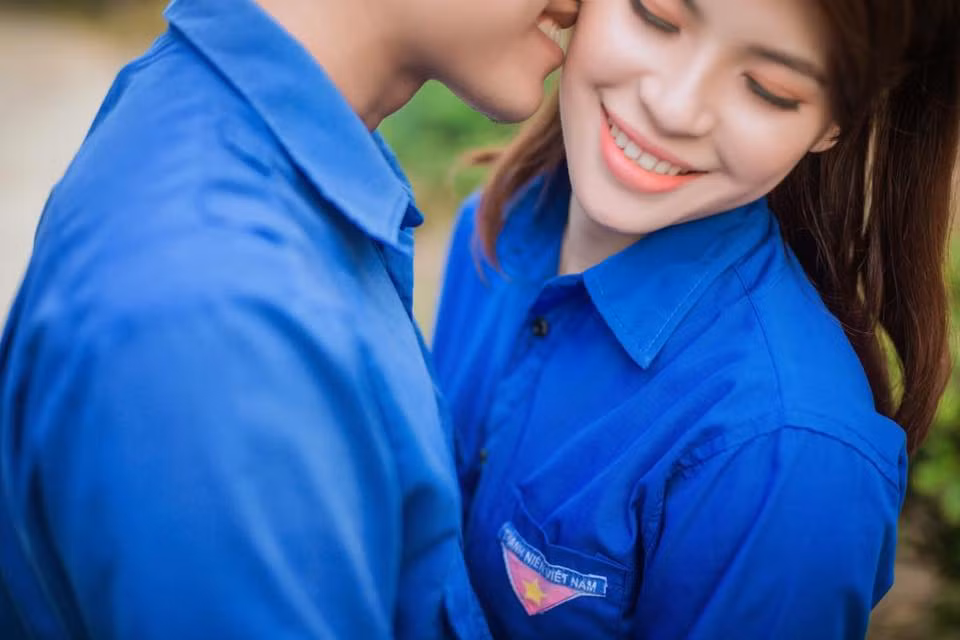 Độc đáo bộ ảnh cưới với áo Đoàn thanh niên ảnh 7