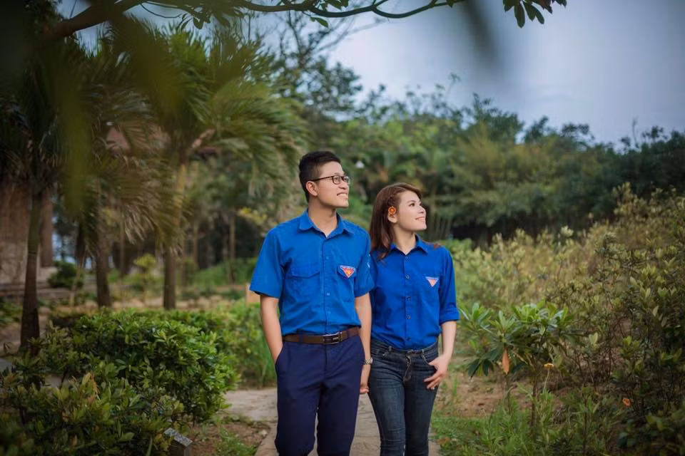 Độc đáo bộ ảnh cưới với áo Đoàn thanh niên ảnh 2