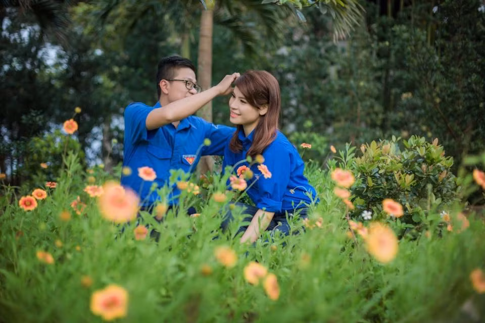 Độc đáo bộ ảnh cưới với áo Đoàn thanh niên ảnh 3