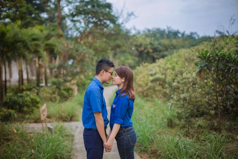 Độc đáo bộ ảnh cưới với áo Đoàn thanh niên ảnh 6