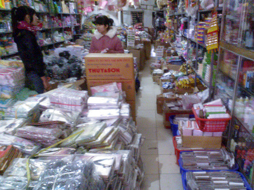 Hàng loạt mỹ phẩm làm giả, nhái bày bán tại nhiều cửa hàng ở thị trấn Thổ Tang Hàng loạt mỹ phẩm làm giả, nhái bày bán tại nhiều cửa hàng ở thị trấn Thổ Tang