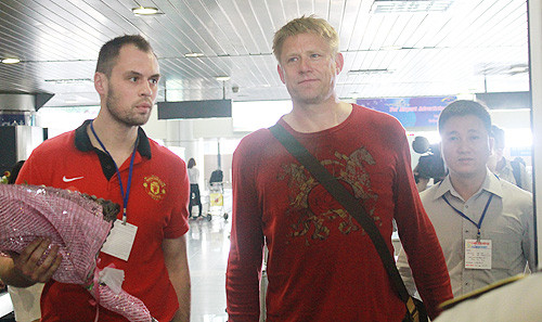 Peter Schmeichel ăn mặc khá giản dị và luôn miệng nở nụ cười chào đón người hâm mộ. Peter Schmeichel ăn mặc khá giản dị và luôn miệng nở nụ cười chào đón người hâm mộ