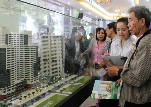 Cho rằng cơn khủng hoảng bất động sản chưa kết thúc nên người mua nhà vẫn chờ giá giảm thêm. Ảnh: Vũ Lê. Cho rằng cơn khủng hoảng bất động sản chưa kết thúc nên người mua nhà vẫn chờ giá giảm thêm. Ảnh: Vũ Lê