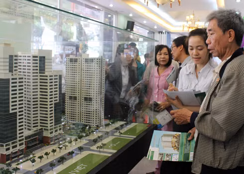 Cho rằng cơn khủng hoảng bất động sản chưa kết thúc nên người mua nhà vẫn chờ giá giảm thêm. Ảnh: Vũ Lê