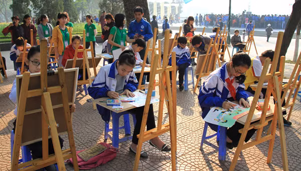 Các em nhỏ vẽ tranh kêu gọi bảo vệ môi trường trong ngày hội