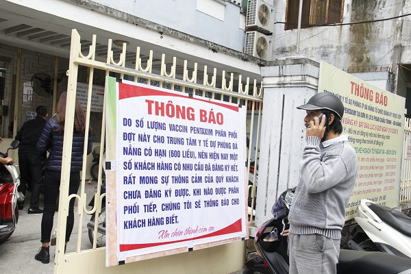 Hàng trăm người vạ vật trắng đêm giành suất tiêm vắc xin ảnh 5