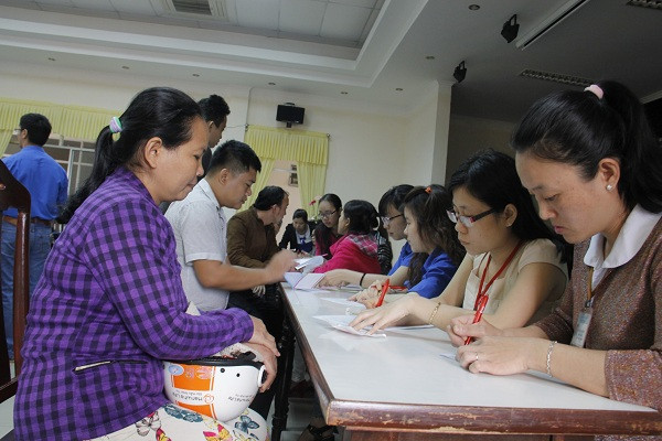 Hàng trăm người vạ vật trắng đêm giành suất tiêm vắc xin ảnh 7