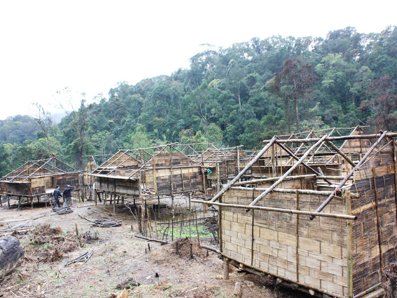 Những nóc nhà dở dang ở bản mới A rooc 