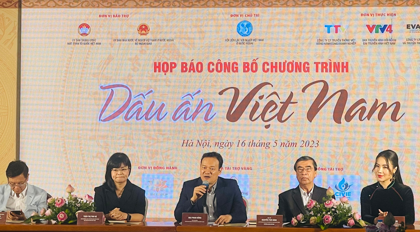 Ông Mai Phan Dũng (giữa), Phó Chủ nhiệm Ủy ban Nhà nước về người Việt Nam ở nước ngoài, Bộ Ngoại giao, trả lời báo chí tại cuộc họp báo công bố chương trình, ngày 16/5, tại Hà Nội. (Ảnh: L.A) Ông Mai Phan Dũng (giữa), Phó Chủ nhiệm Ủy ban Nhà nước về người Việt Nam ở nước ngoài, Bộ Ngoại giao, trả lời báo chí tại cuộc họp báo công bố chương trình, ngày 16/5, tại Hà Nội. (Ảnh: L.A)