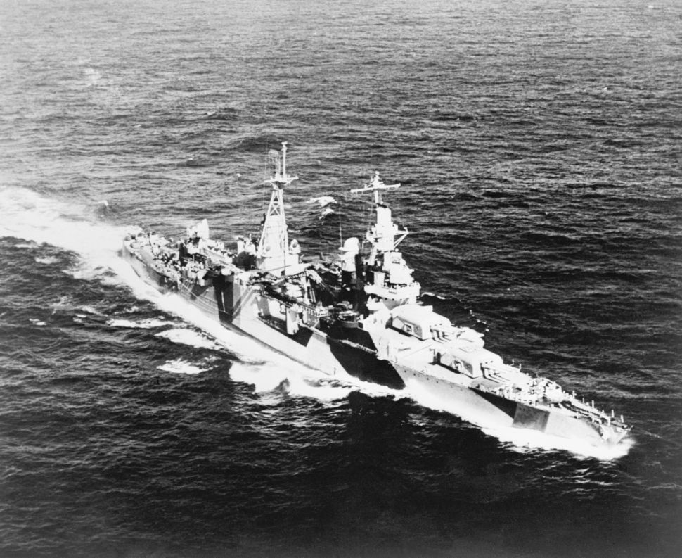 Tàu USS Indianapolis chìm sau 12 phút khiến 900 người trôi dạt trên biển. Tàu USS Indianapolis chìm sau 12 phút khiến 900 người trôi dạt trên biển.
