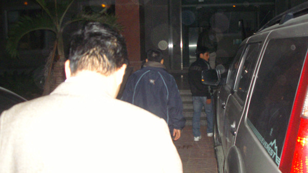 Ông Đào Công Thắng (người đi giày màu trắng) bước vào phòng làm việc của Cơ quan CSĐT Công an tỉnh Nghệ An