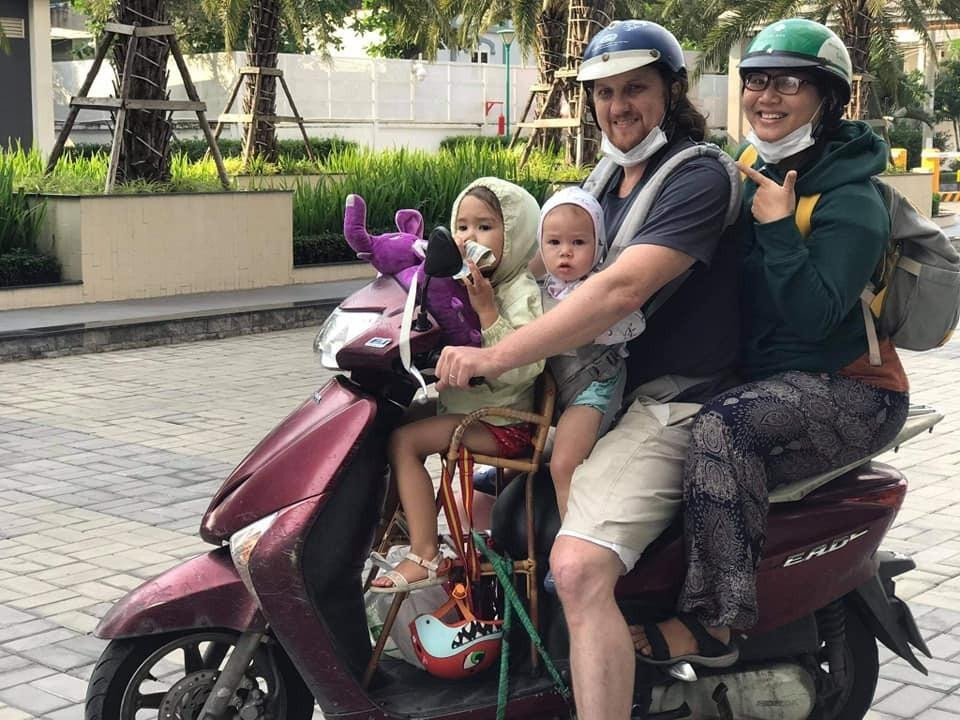 Aaron Toronto đã dấn vào thực tế Việt Nam quá sâu để có thể quay trở về làm các bộ phim Mỹ. Đây trở thành một may mắn với điện ảnh Việt vốn trì trệ. Đang rất cần những nhân tố mấu chốt khách quan thức tỉnh và khơi cảm hứng. Ảnh: Gia đình của đạo diễn Aaron Toronto và diễn viên Nhã Uyên ngoài đời Aaron Toronto đã dấn vào thực tế Việt Nam quá sâu để có thể quay trở về làm các bộ phim Mỹ. Đây trở thành một may mắn với điện ảnh Việt vốn trì trệ. Đang rất cần những nhân tố mấu chốt khách quan thức tỉnh và khơi cảm hứng. Ảnh: Gia đình của đạo diễn Aaron Toronto và diễn viên Nhã Uyên ngoài đời