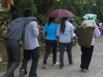 Nhóm trai bản đang chờ thời cơ để 