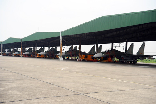 Trung đoàn Không quân 923 (Sư đoàn 371, Quân chủng Phòng không - Không quân) ở sân bay quân sự Sao Vàng (huyện Thọ Xuân, Thanh Hoá) đang tiếp quản và sử dụng lô máy bay tiêm kích đa năng Su-30MK2 - chiến đấu cơ hiện đại nhất Việt Nam