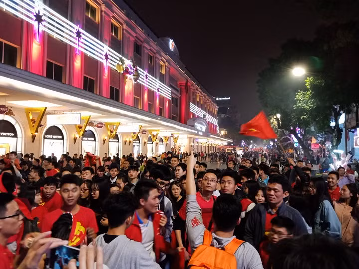 Người dân cả nước xuống đường mừng chiến thắng của U23 Việt Nam ảnh 7