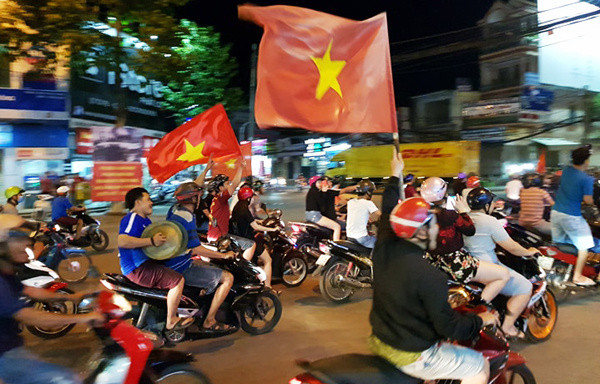 Người dân cả nước xuống đường mừng chiến thắng của U23 Việt Nam ảnh 22