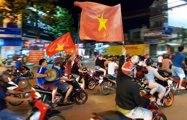 Người dân cả nước xuống đường mừng chiến thắng của U23 Việt Nam ảnh 22