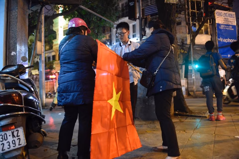 Người dân cả nước xuống đường mừng chiến thắng của U23 Việt Nam ảnh 3