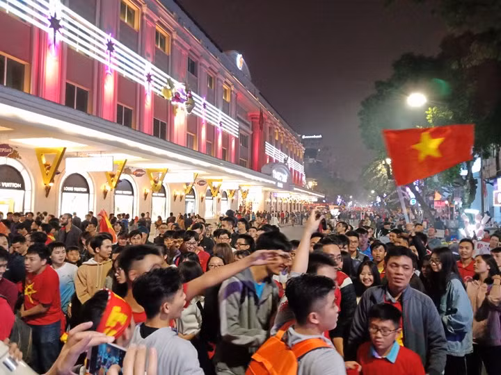 Người dân cả nước xuống đường mừng chiến thắng của U23 Việt Nam ảnh 8