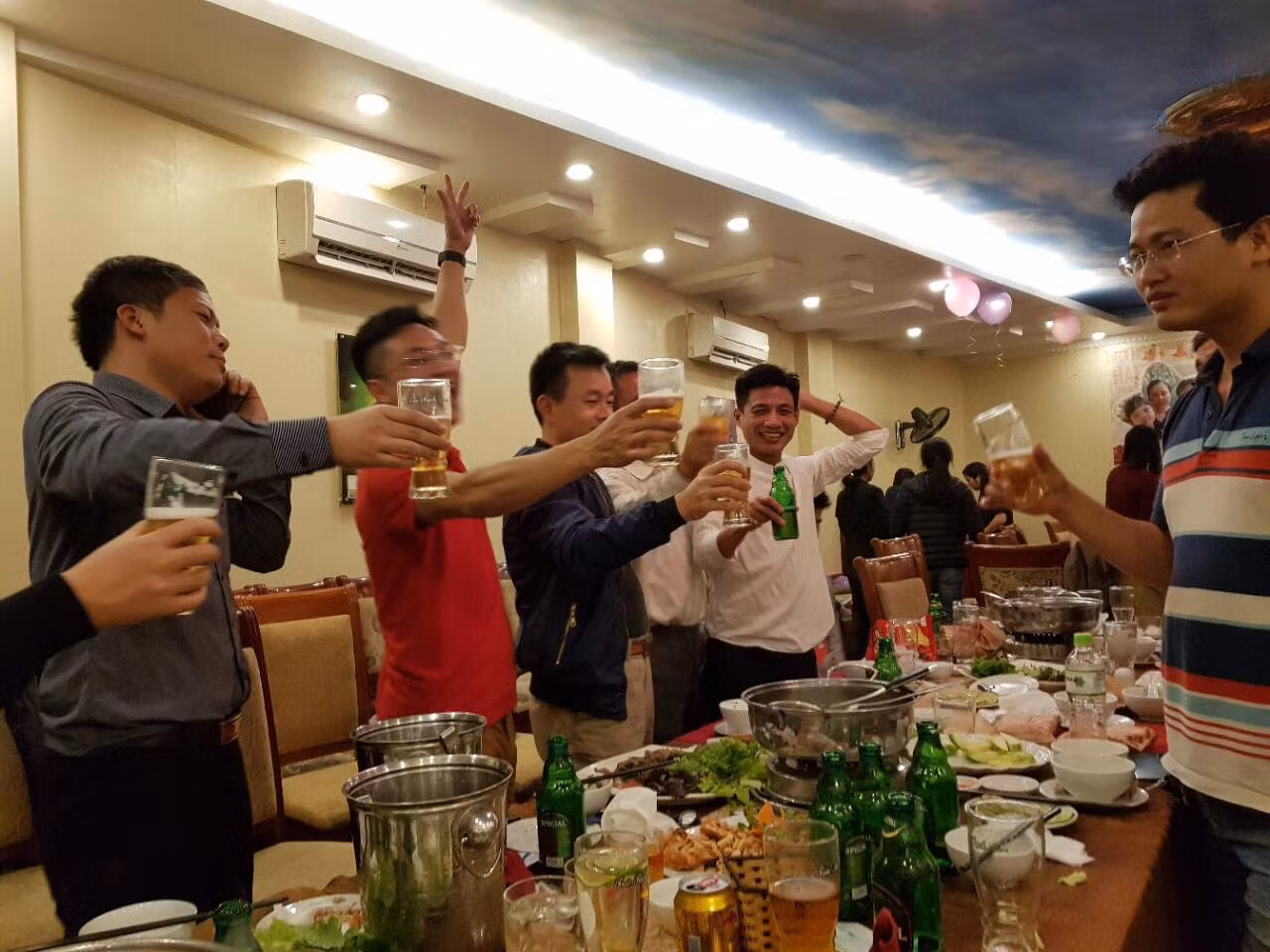 Người dân cả nước xuống đường mừng chiến thắng của U23 Việt Nam ảnh 5