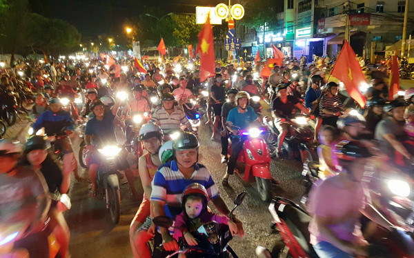 Người dân cả nước xuống đường mừng chiến thắng của U23 Việt Nam ảnh 21