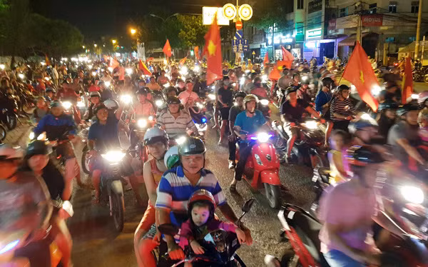 Người dân cả nước xuống đường mừng chiến thắng của U23 Việt Nam ảnh 21