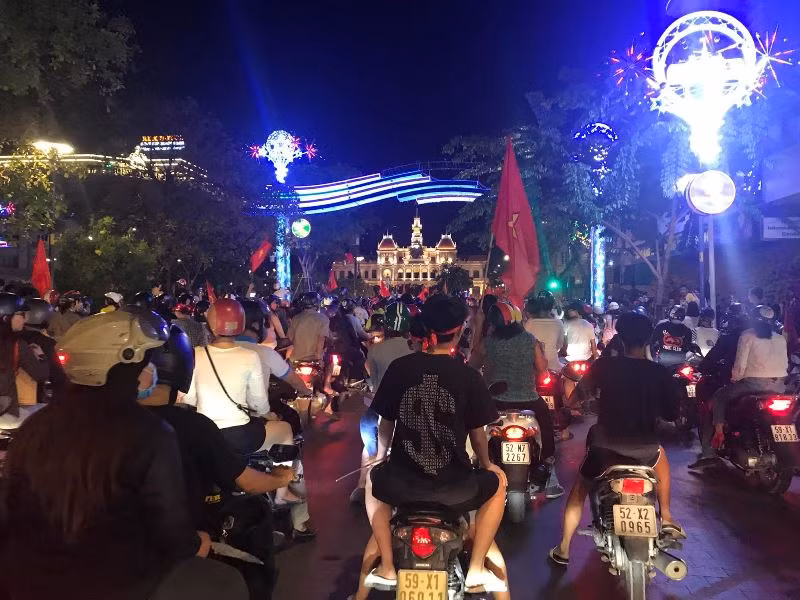 Người dân cả nước xuống đường mừng chiến thắng của U23 Việt Nam ảnh 19