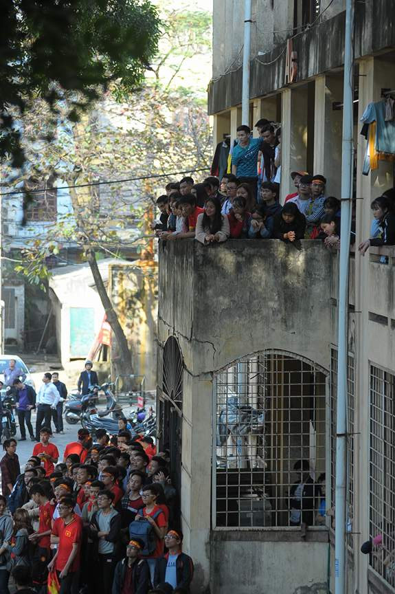 Biển người rợp cờ hoa, reo hò khắp cả nước mừng kỳ tích của U23 Việt Nam ảnh 75