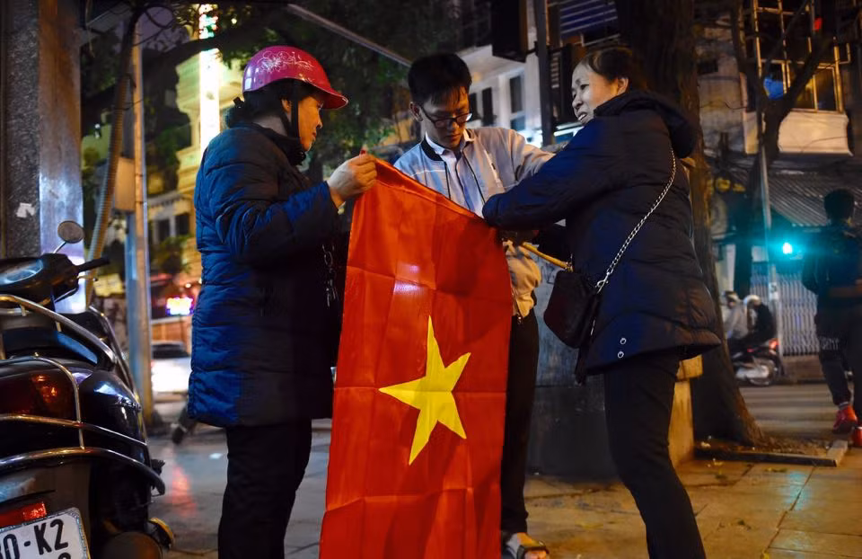 Người dân cả nước xuống đường mừng chiến thắng của U23 Việt Nam ảnh 2