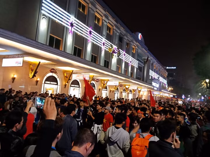 Người dân cả nước xuống đường mừng chiến thắng của U23 Việt Nam ảnh 6