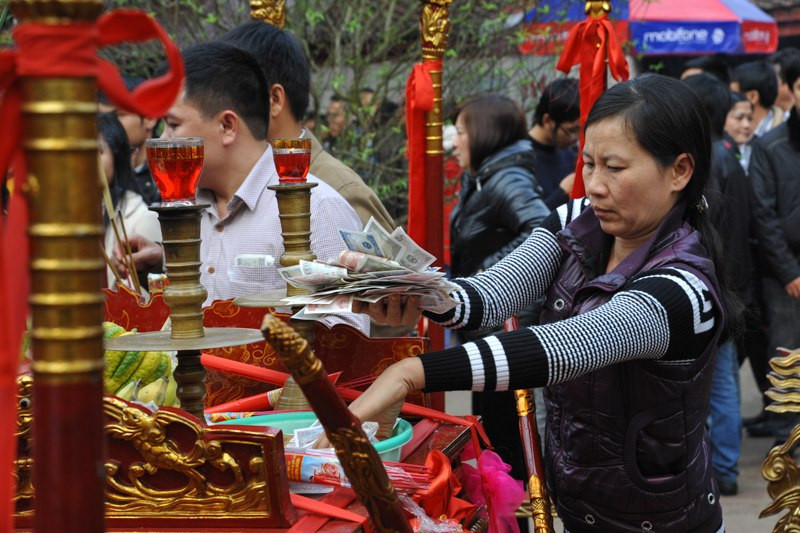 Tiền lẻ thả sức trước cửa thánh. Tiền lẻ thả sức trước của thánh