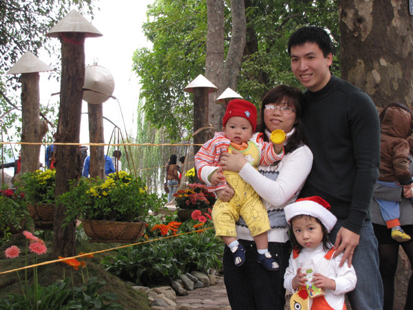 Một gia đình chụp ảnh lưu niệm bên vườn hoa