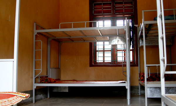 Mỗi phòng bố trí 8 giường tầng, điện quạt đầy đủ tạo điều kiện thuận lợi cho các em sinh hoạt và học tập