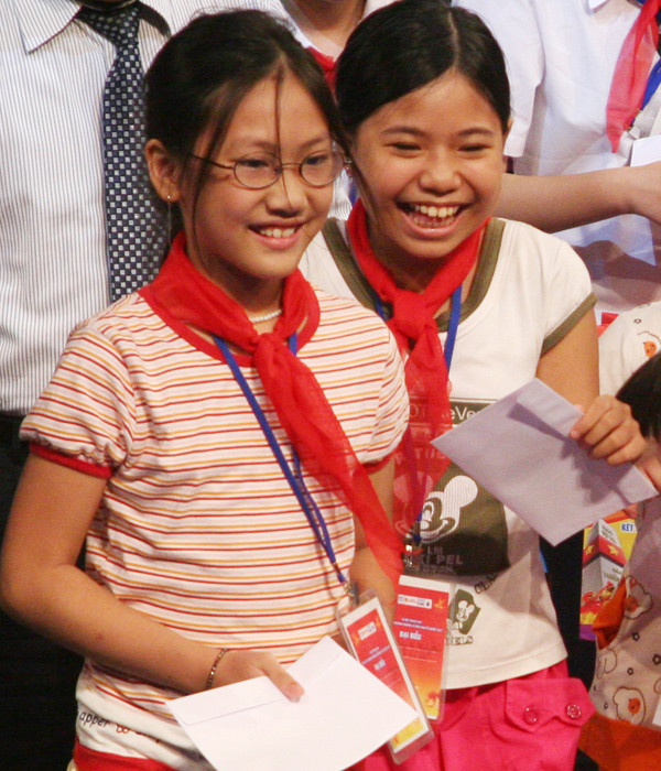 Niềm vui khi được nhận quà Trung thu.