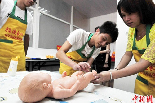 Rất nhiều chàng trai muốn thử sức với công việc làm vú em. 